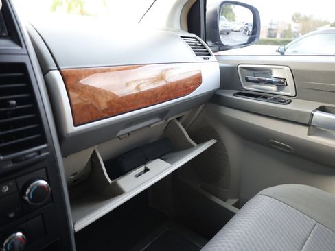 Used 2008 Chrysler Town & Country Touring image 15