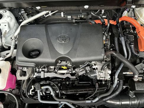 Used 2024 Toyota Venza XLE image 17