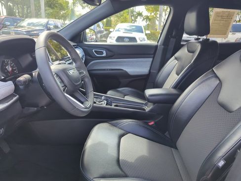 Used 2023 Jeep Compass Latitude image 17