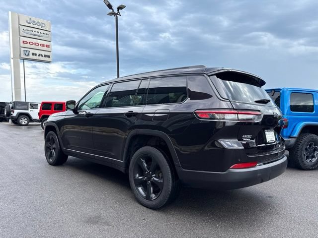 Used 2023 Jeep Grand Cherokee L Limited w/ Black Appearance Package AWD/4WD image 5