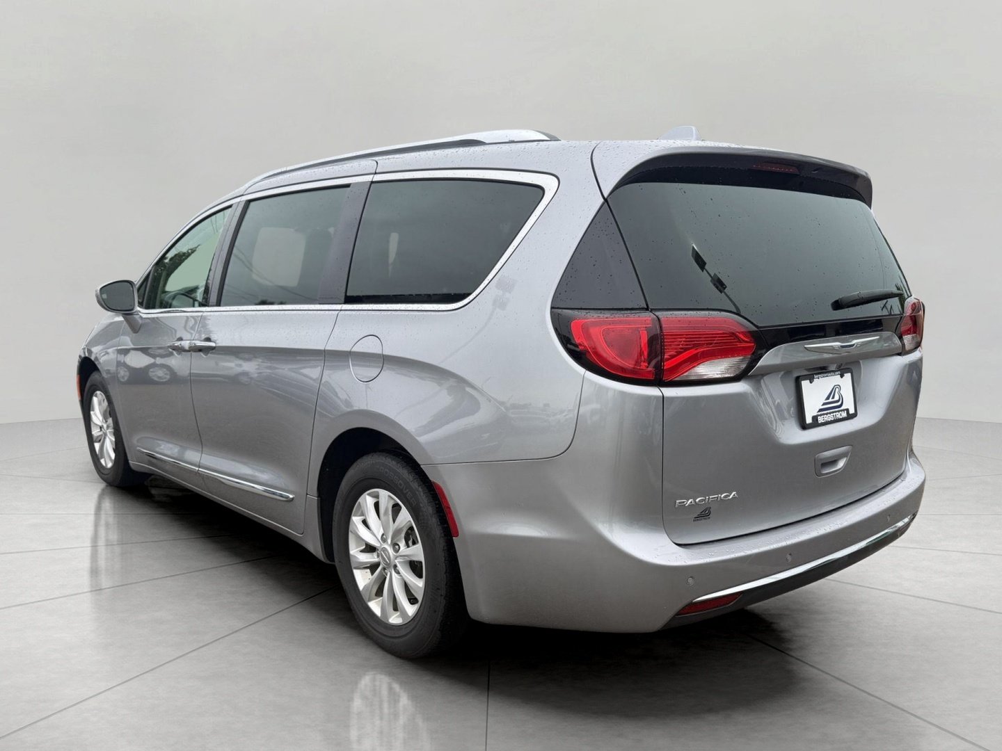 Used 2018 Chrysler Pacifica Touring-L Plus FWD image 10