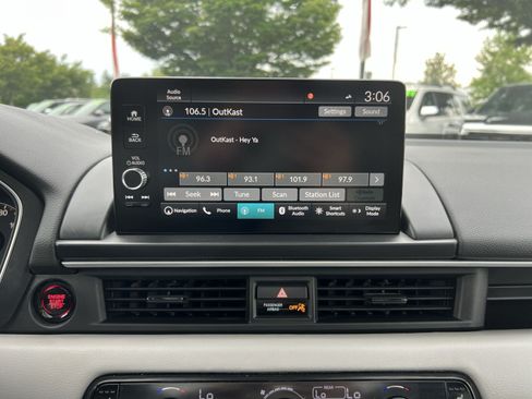 Used 2024 Honda Pilot Touring image 18