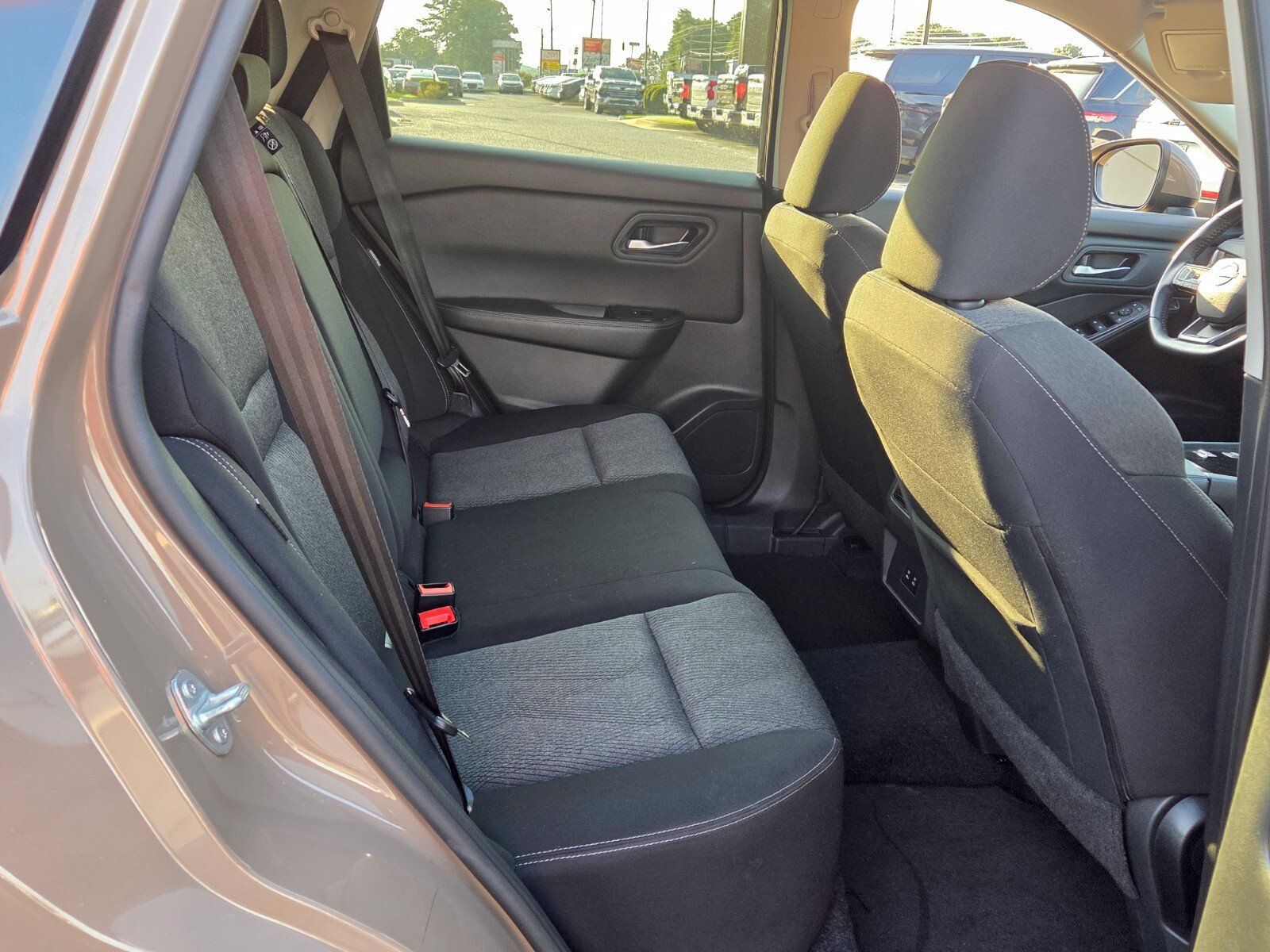 Used 2025 Nissan Rogue SV FWD image 15