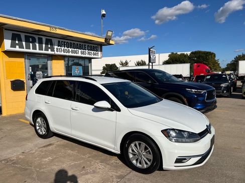 Used 2019 Volkswagen Golf S FWD image 1