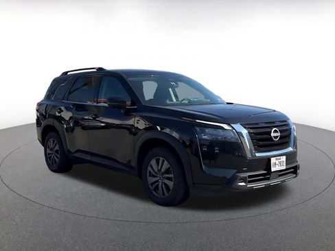 Used 2025 Nissan Pathfinder SV image 2