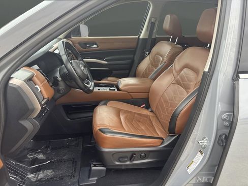 Used 2023 Nissan Pathfinder Platinum w/ Lighting Package (N93) image 3