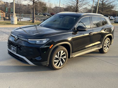 Used 2025 Volkswagen Tiguan S image 5