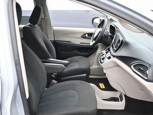 Used 2023 Chrysler Voyager LX image 36