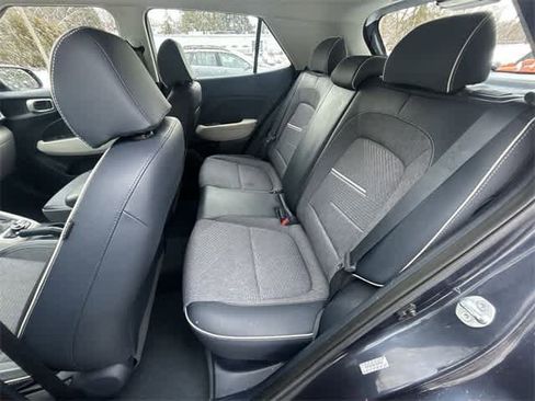 Used 2023 Hyundai Venue Limited image 18