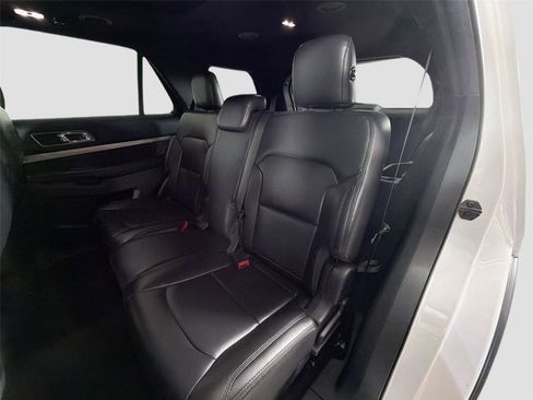 Used 2019 Ford Explorer XLT w/ Equipment Group 202A AWD/4WD image 21