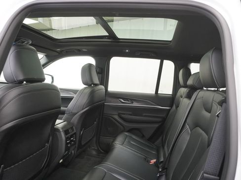 Used 2025 Jeep Grand Cherokee Limited AWD/4WD image 23