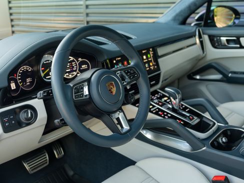 Certified 2023 Porsche Cayenne Turbo S AWD/4WD image 4