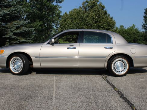 Used 2002 Lincoln Town Car Executive RWD image 22