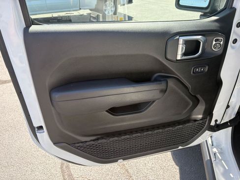 Used 2025 Jeep Gladiator Sport AWD/4WD image 4