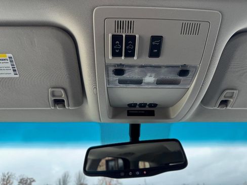 Used 2011 GMC Yukon SLT w/ SLT-2 Equipment Package image 18