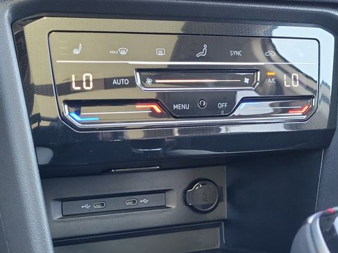 New 2025 Volkswagen Taos SE image 28