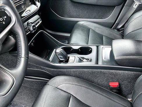 Used 2021 Volvo XC40 T4 Momentum w/ Premium Package image 15