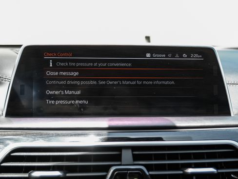 Used 2020 BMW 750i xDrive w/ Executive Package AWD/4WD image 25