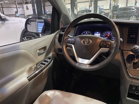 Used 2017 Toyota Sienna XLE w/ XLE Navigation Package FWD image 3