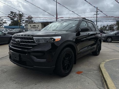 Used 2021 Ford Explorer XLT image 3