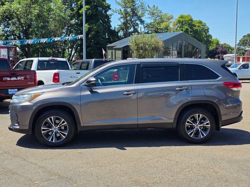 Used 2019 Toyota Highlander LE image 5