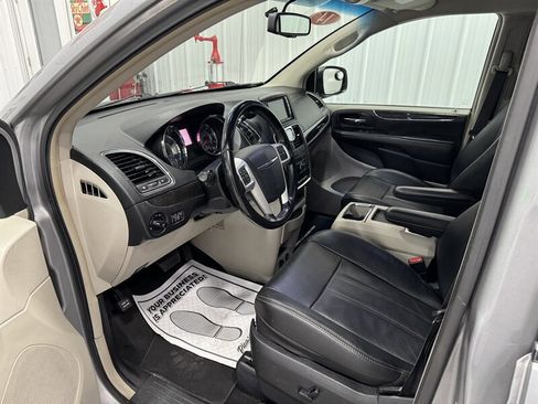 Used 2014 Chrysler Town & Country Touring image 6