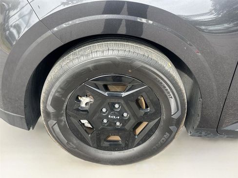 Used 2025 Kia Carnival FWD image 35