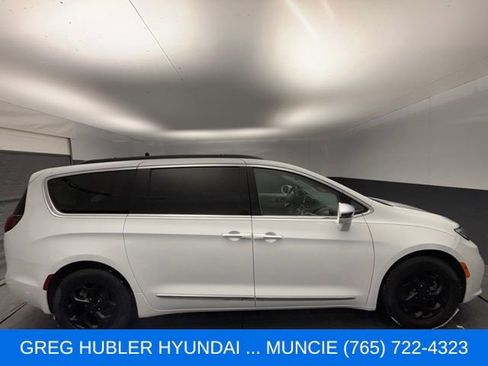 Used 2022 Chrysler Pacifica Limited FWD image 16