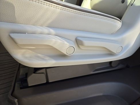 Used 2023 GMC Yukon XL Denali image 42