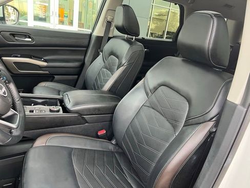 Used 2024 Nissan Pathfinder Platinum image 30