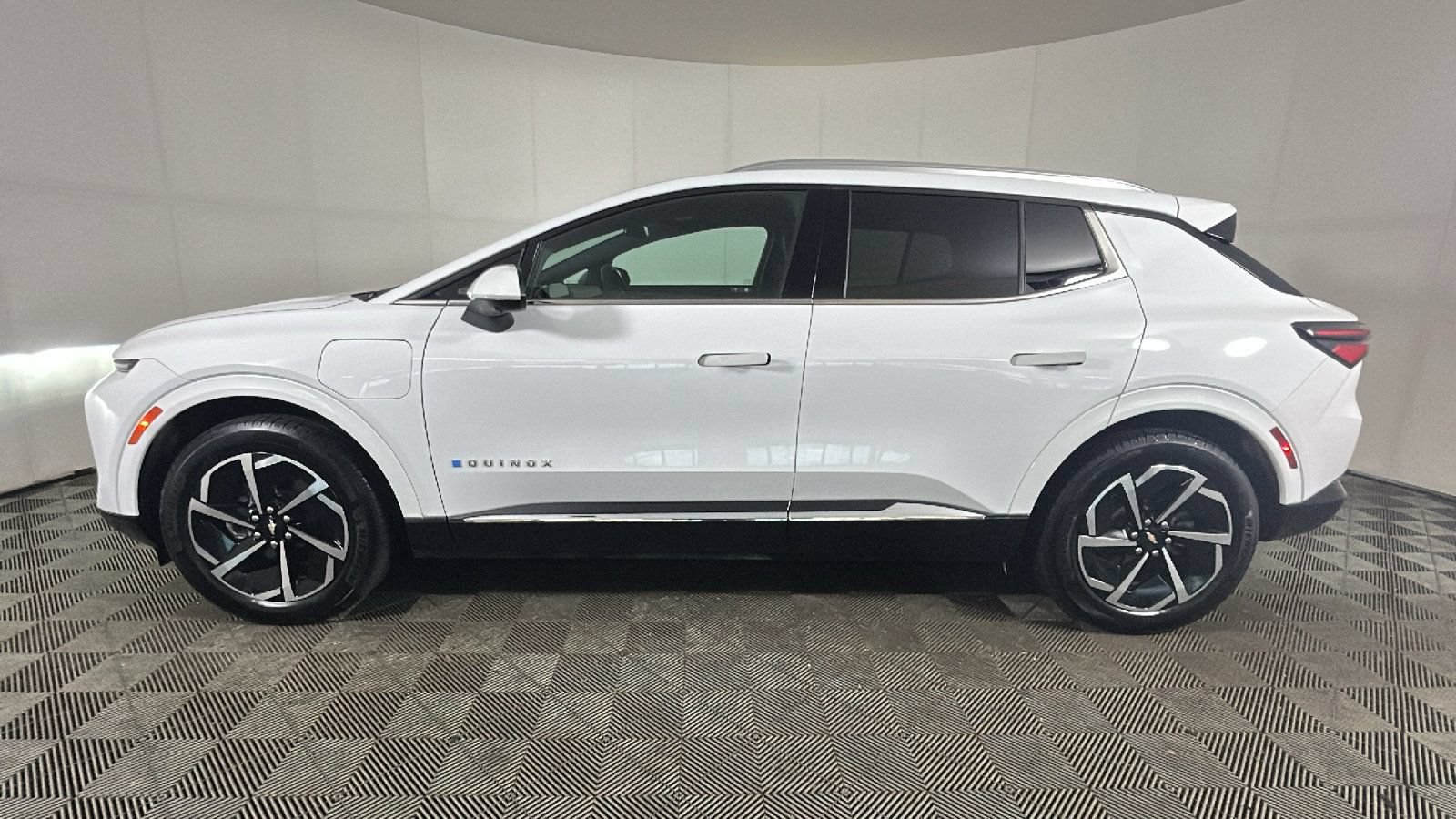 Used 2024 Chevrolet Equinox EV LT w/ LPO, All-Weather Mat Package FWD image 7