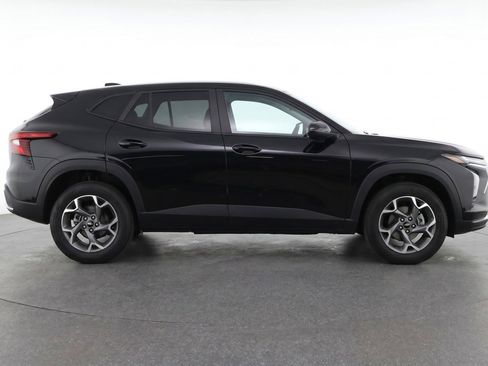 Used 2025 Chevrolet Trax LT w/ LT Convenience Package FWD image 11