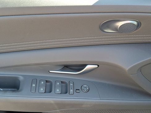 Used 2023 Hyundai Elantra SEL w/ Convenience Package FWD image 2