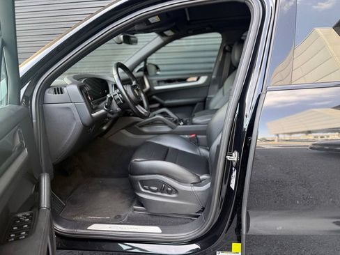 Certified 2024 Porsche Cayenne AWD/4WD image 4