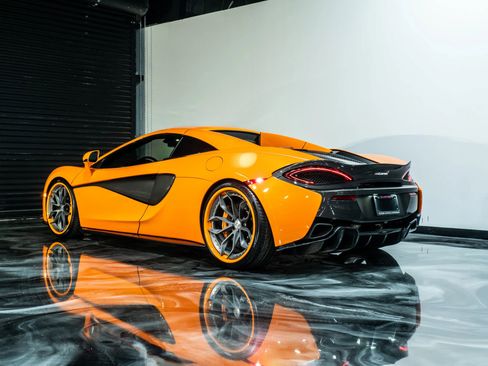 Used 2018 McLaren 570S Spider image 12
