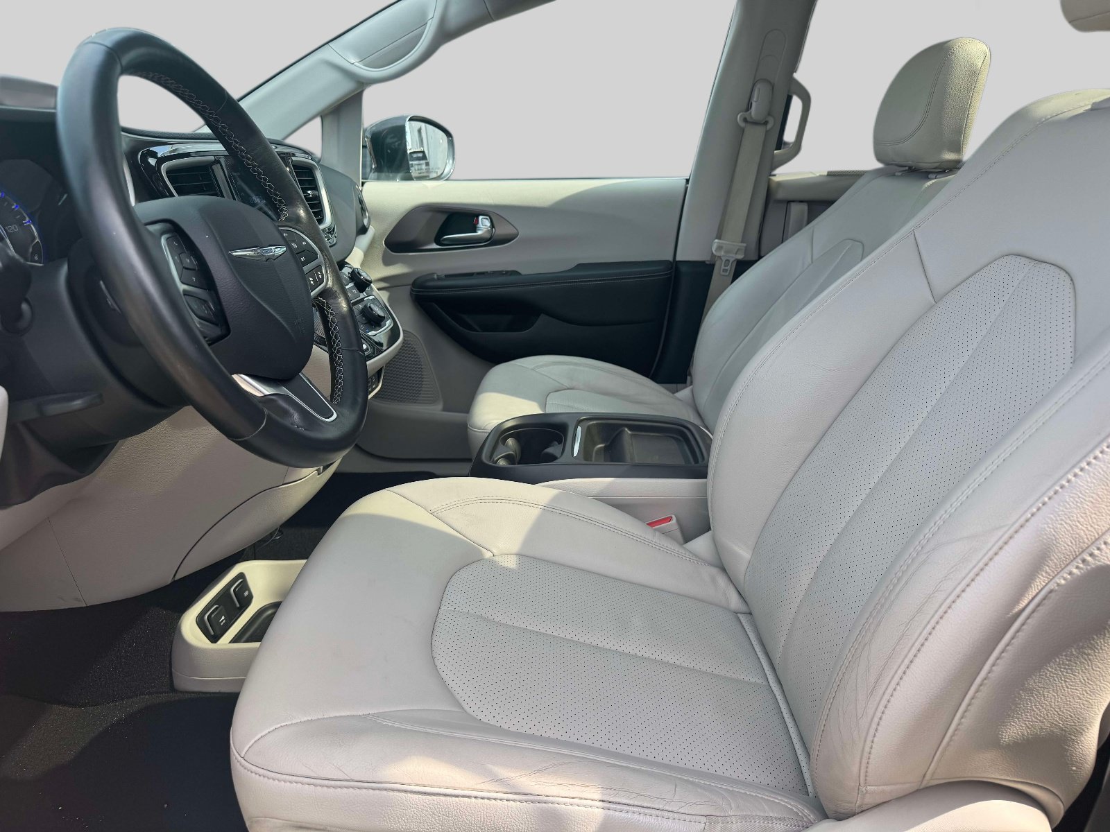 Used 2020 Chrysler Pacifica Touring-L w/ Advanced Safetytec Group FWD image 13