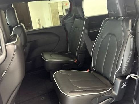 New 2027 Chrysler Pacifica Limited AWD/4WD image 19
