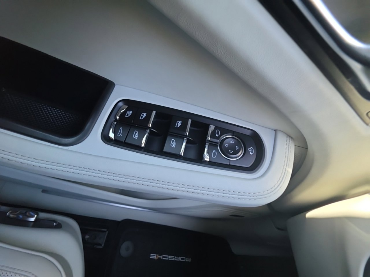 Used 2023 Porsche Macan S AWD/4WD image 44