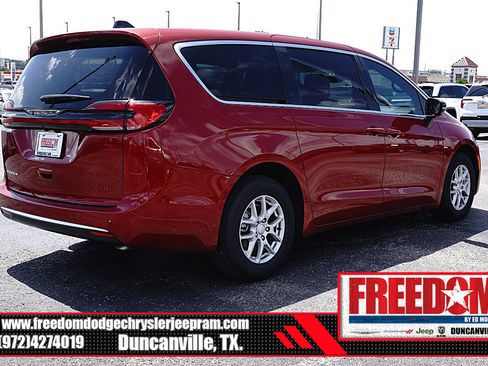 New 2027 Chrysler Pacifica Select FWD image 5