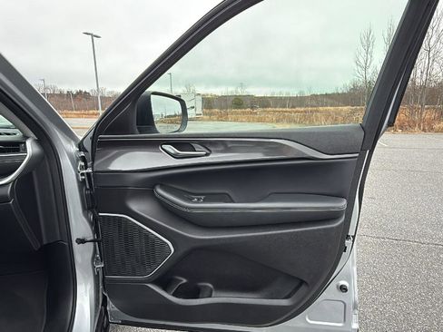 Used 2022 Jeep Grand Cherokee Laredo w/ Luxury Tech Group I image 17