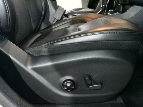 Used 2019 Jeep Cherokee Limited image 14