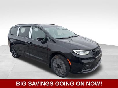 New 2026 Chrysler Pacifica Limited w/ S Appearance Package