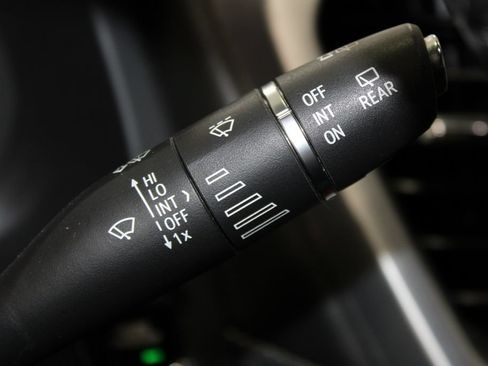 Used 2020 GMC Acadia SLT FWD image 18