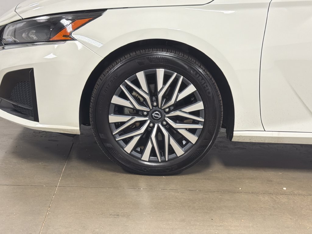 Used 2025 Nissan Altima 2.5 SV FWD image 11