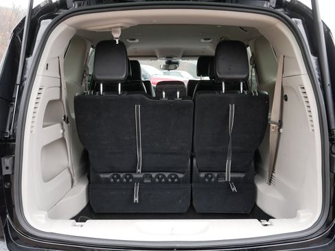 Certified 2024 Chrysler Pacifica Touring-L image 18