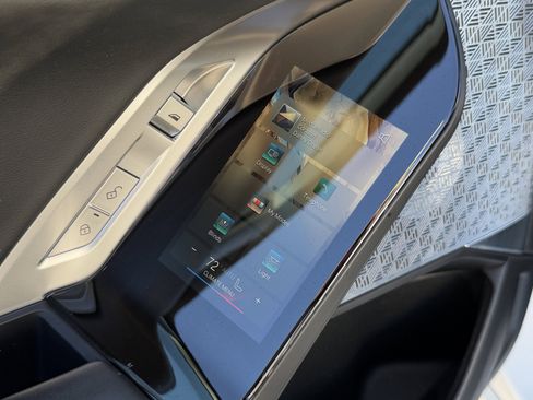 Used 2023 BMW 740i image 27