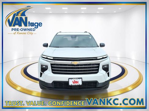 Used 2025 Chevrolet Traverse LT w/ Sun and Wheel Package image 2