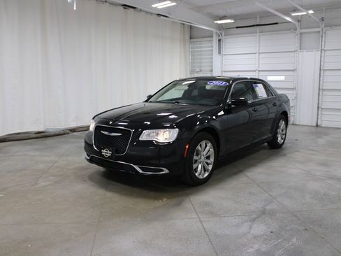 Used 2023 Chrysler 300 Touring AWD/4WD image 4