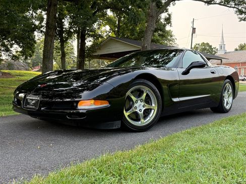 Used 2004 Chevrolet Corvette Coupe RWD image 2