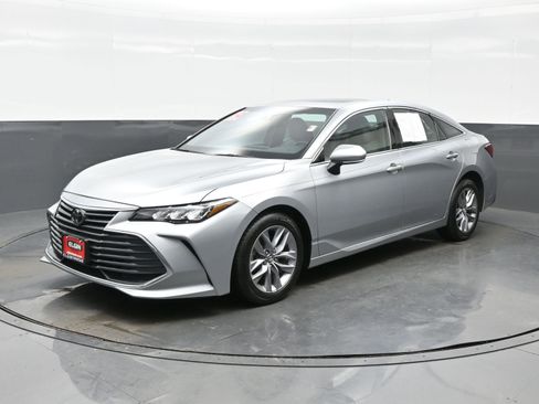 Used 2019 Toyota Avalon XLE image 2